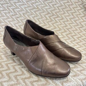 Aravon by New Balance Elizabeth Leather Slip On Pump